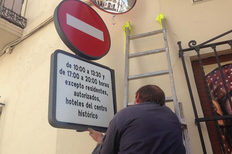 Valdenebro desafía a Aguilera y en lugar de abrir el Puente Nuevo se gasta otros 18.000 euros en señales de tráfico para mantener el corte