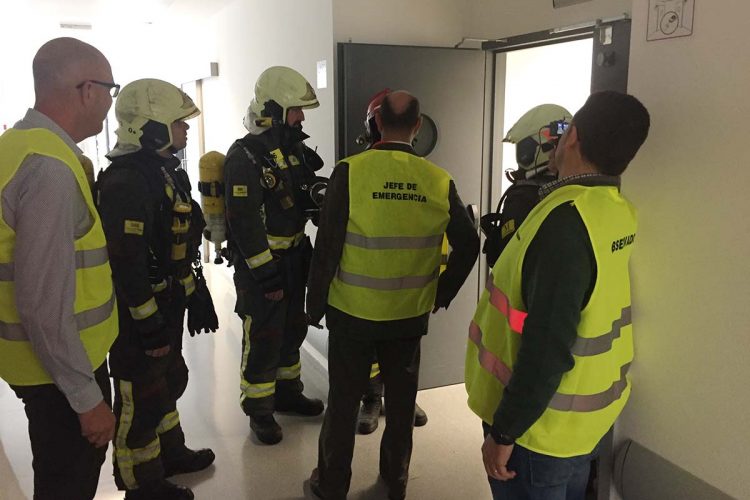 Realizan un simulacro de incendio eléctrico en el laboratorio del Hospital de la Serranía