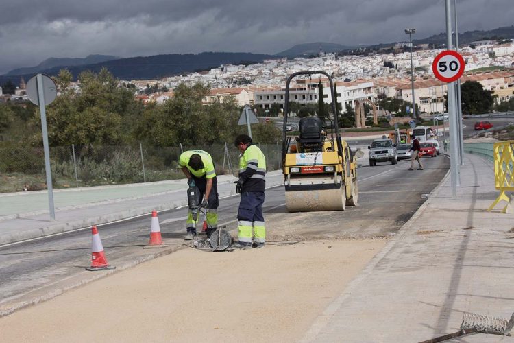 El SAS repara el socavón que apareció en el único acceso que tiene el nuevo Hospital de la Serranía