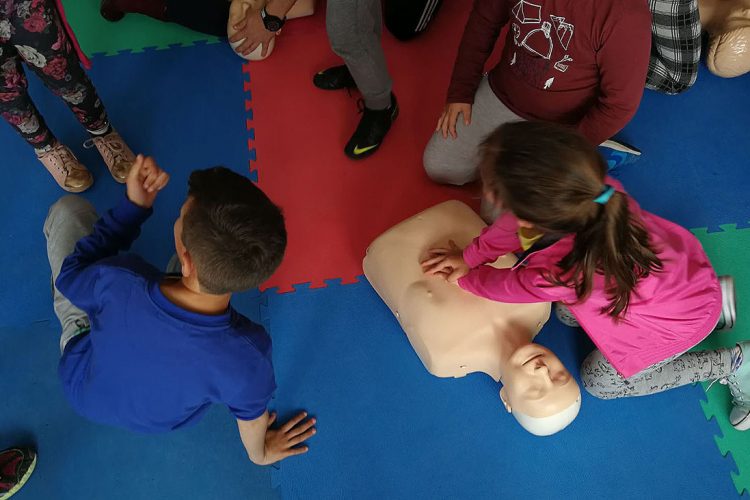 Alumnos de Cortes de la Frontera aprenden técnicas de reanimación cardiopulmonar a través de un taller del Área Sanitaria