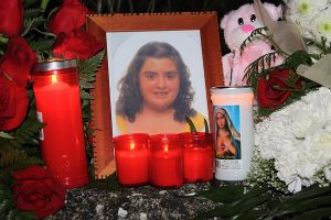 Un retrato de Maria Esther acompañado con velas fue colocado en la caseta en la que fue asesinada.