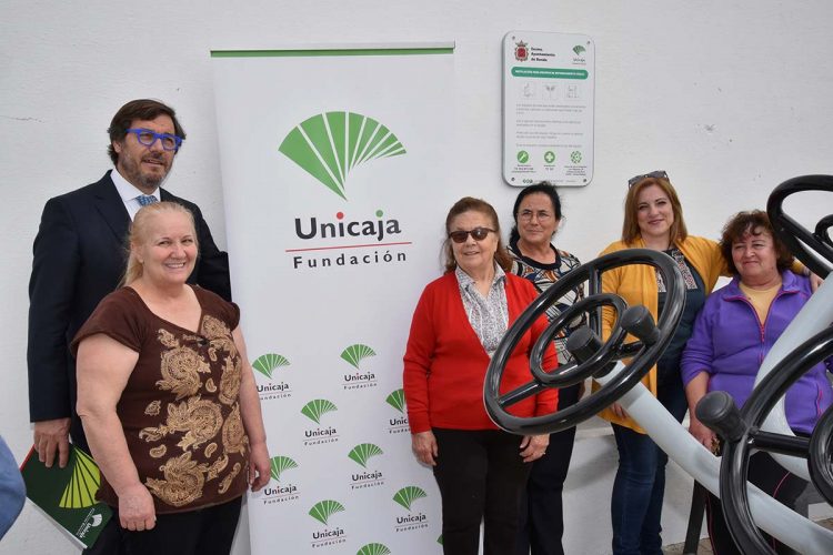 El Ayuntamiento y la Obra Social de la Fundación Unicaja instalan un parque biosaludable en Los Villalones