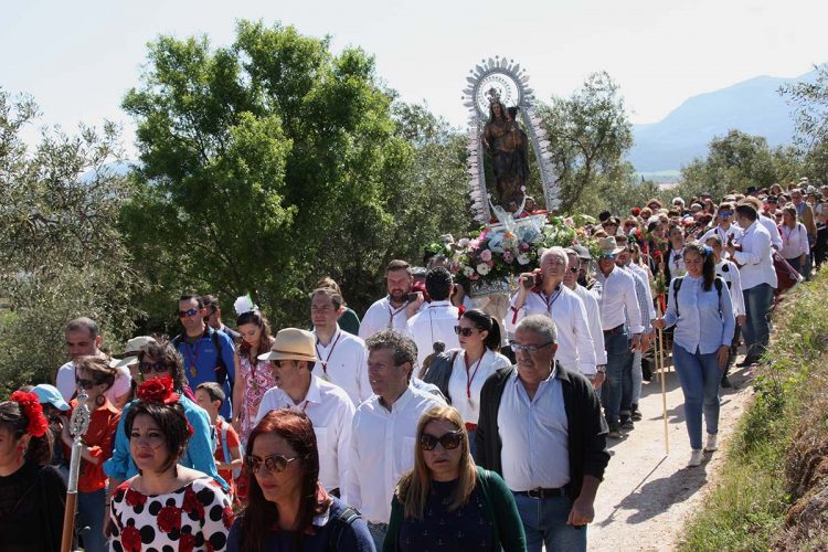 Cientos de rondeños acompañan a la Virgen de la Cabeza en la romería hasta su ermita
