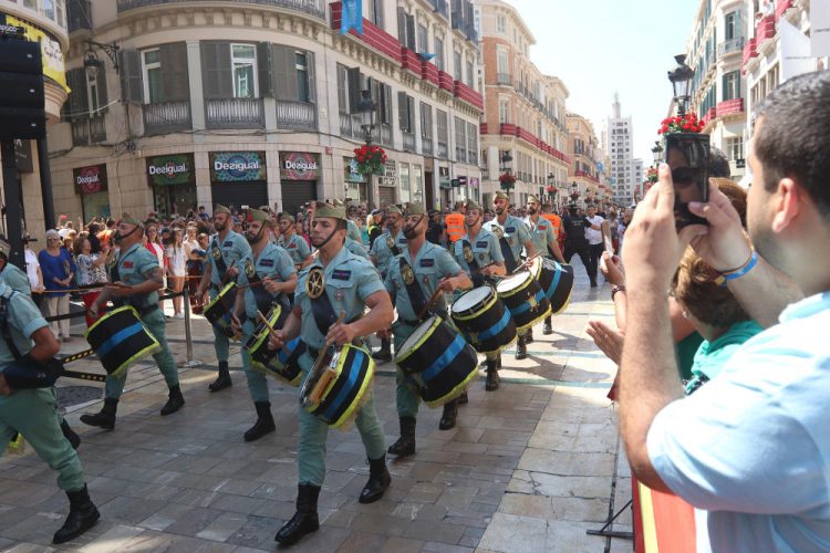 La Legión de Ronda desfila por el centro de Málaga en el Día de las Fuerzas Armadas