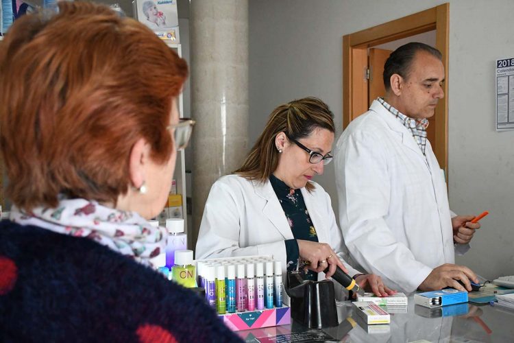 La farmacia de Pujerra mantiene las tradiciones de una botica rural