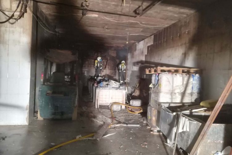 Un incendio calcina una nave en el municipio de Benaoján