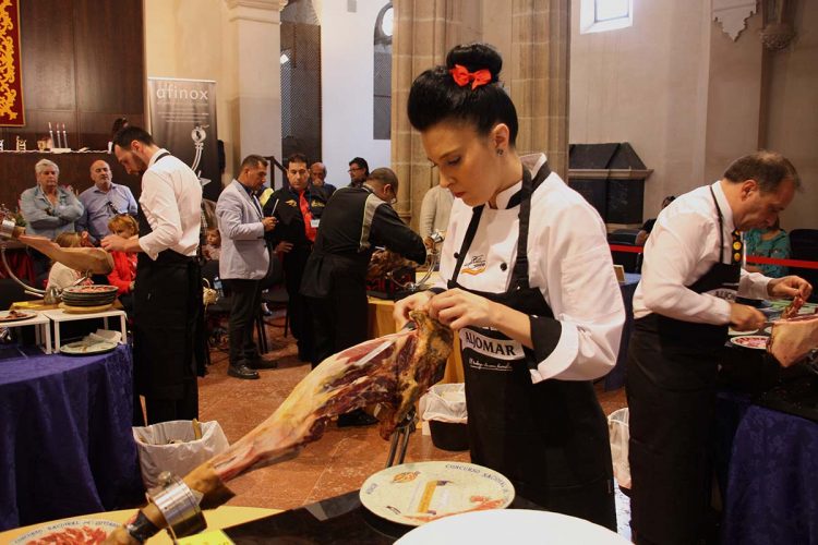 La salmantina Puri Garabaya se convierte en la primera mujer que gana el Concurso Nacional de Cortadores de Jamón de Ronda