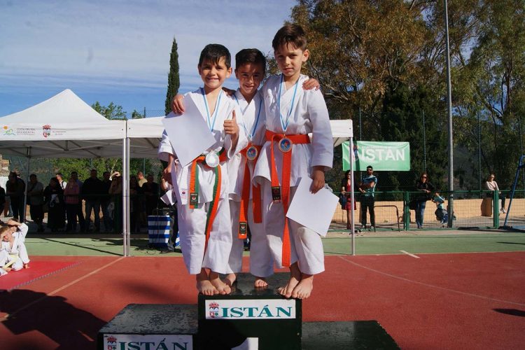 Los karatecas del Club Bushido lograron 21 medallas en el Trofeo Promoción de la Diputación celebrado en Istán