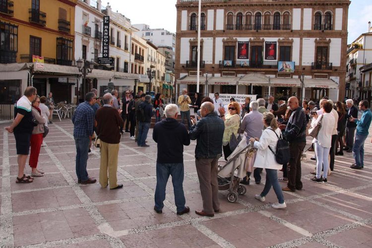 Cerca de cuarenta personas se concentran para reclamar mejoras en la sanidad pública y el fin de las listas de espera