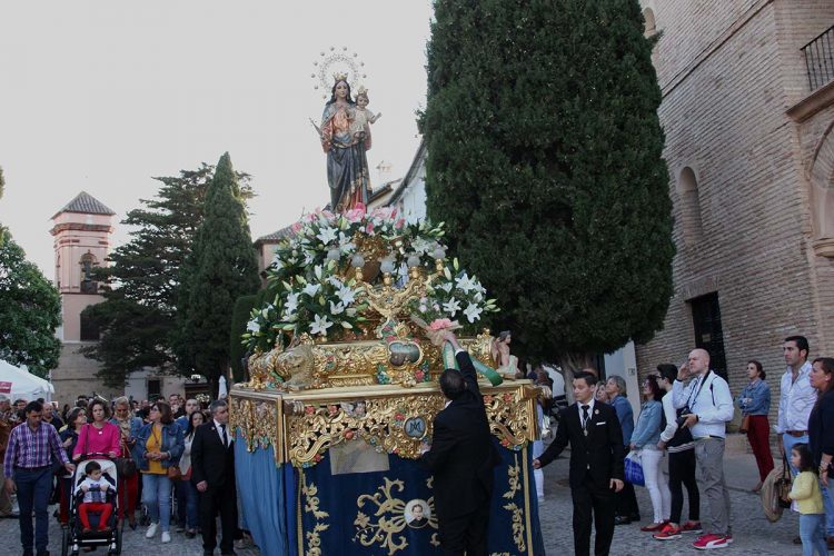 María Auxiliadora se paseó por las calles rondeñas en una tarde primaveral y acompañada por numerosos fieles