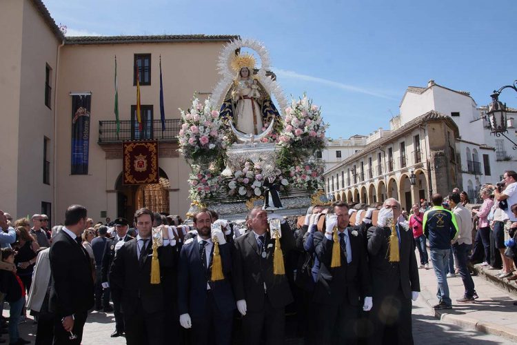 La Virgen de la Paz, Patrona y Alcaldesa Perpetua, recorre las calles de la ciudad acompañada por miles de rondeños