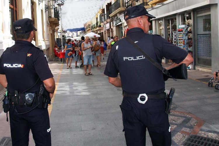 La Policía Nacional de Ronda detiene a dos ladrones tras asaltar a una mujer en el portal de su edificio para robarle el bolso