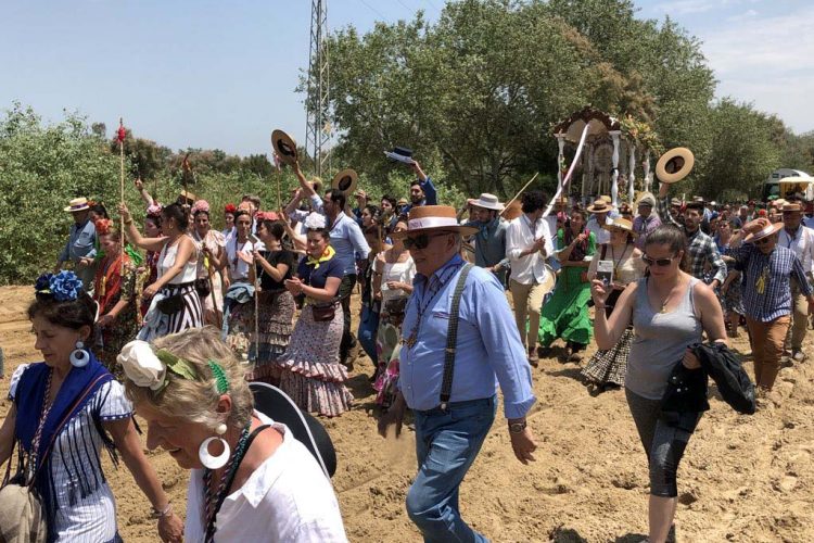 Los rocieros rondeños ya han rezado esta tarde a los pies de la Blanca Paloma