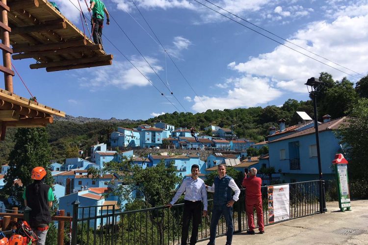 La ‘aldea azul’ de Júzcar pone en marcha una serie de atracciones al aire libre con un plan turístico de la Diputación