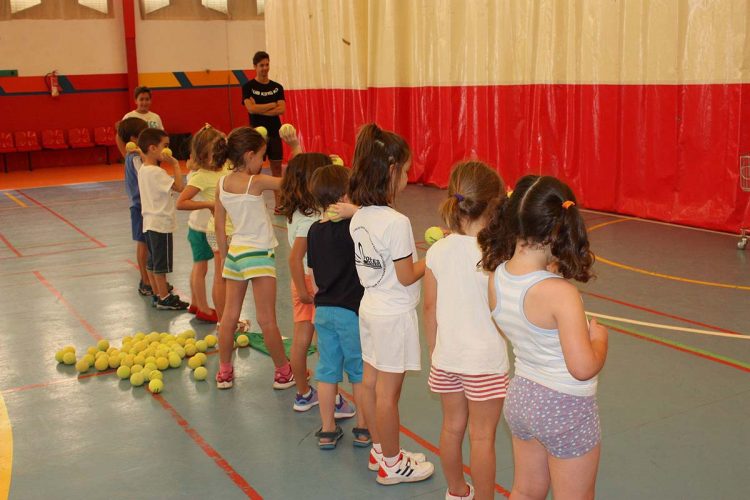 Más de 700 niños participan en las colonias deportivas municipales de verano