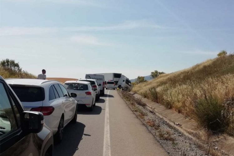 Una colisión entre un camión y un turismo se salda con tres heridos en la carretera A-357 en el término de Teba