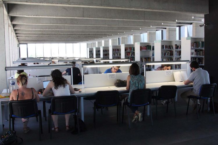 La Biblioteca Comarcal estará abierta de manera ininterrumpida de 8.00 a 20.45 horas de lunes a viernes