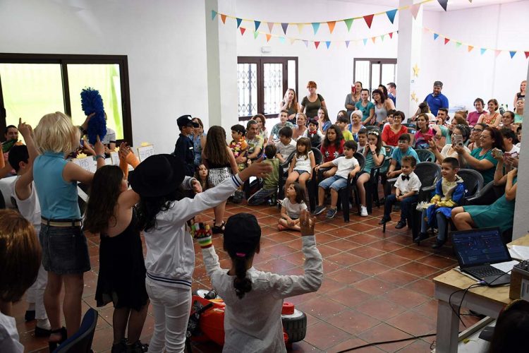 Los cincuenta alumnos del colegio rural Alto Genal celebran su fin de curso en Parauta
