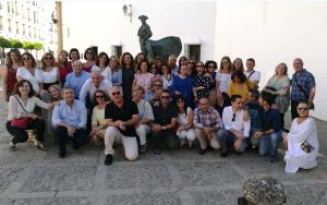 Foto de grupo junto a la plaza de toros.