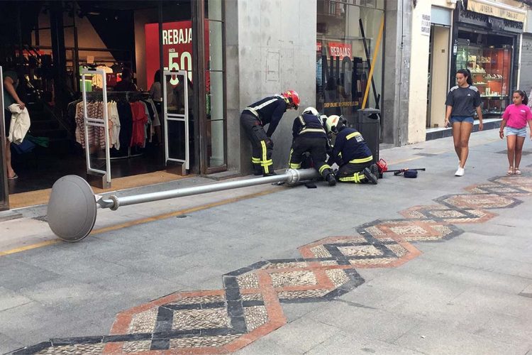 Una farola se desploma en plena carrera Espinel sin provocar ningún daño personal