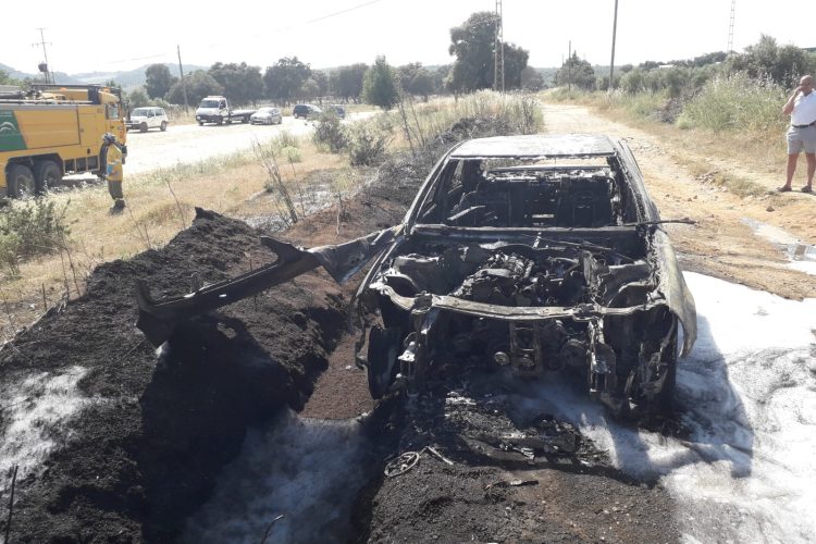 Un turismo se incendia en el Puerto del Monte, en la carretera Ronda-Setenil de las Bodegas