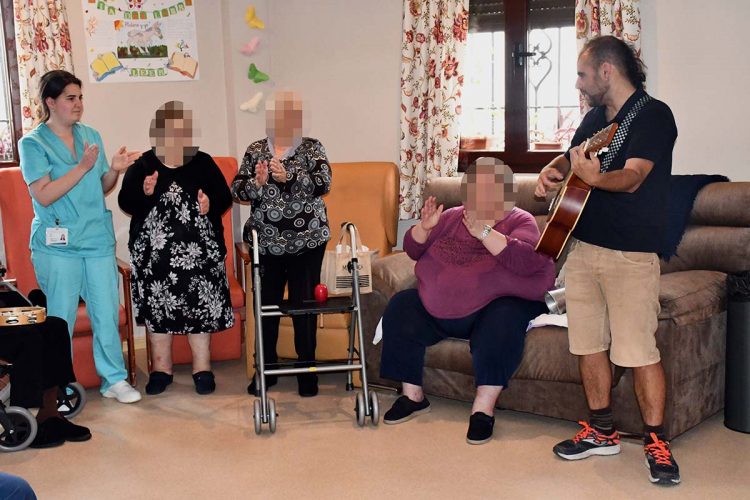 Musicoterapia para las personas mayores de la Residencia del Valle del Genal de Faraján