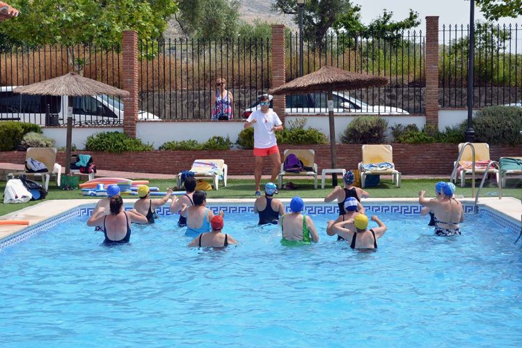 Cartajima abre su piscina municipal con  clases de aquagym dirigidas a los vecinos