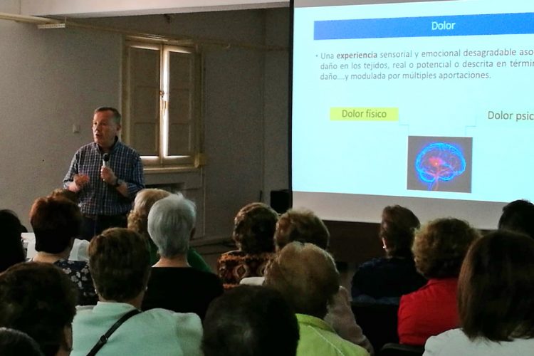 Un médico de familia del centro de salud Ronda Norte ofrece una charla informativa sobre dolor crónico y mujer