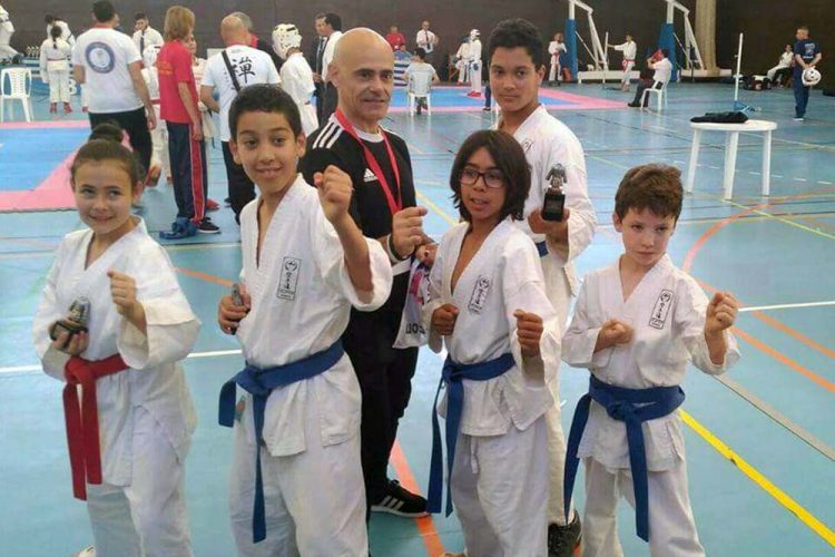 Los alumnos de la Escuela Seiken logran tres trofeos en la Liga Provincial de Kárate celebrada en Nerja