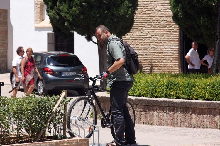 El Tripartito coloca un antiestético aparcamiento de bicicletas en la puerta del Ayuntamiento que la mayoría de las veces sólo es utilizado por el concejal de Hacienda