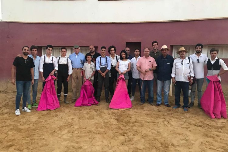 La televisión nacional de Japón graba un documental sobre los alumnos de la Escuela Taurina de Ronda