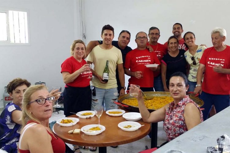 Numerosas personas participan en la Verbena del Carmen que se celebra este fin de semana en el Llano de la Cruz