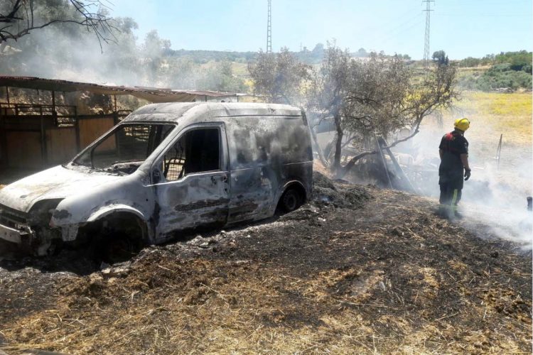 Los bomberos extinguen un incendio que se ha declarado en un establo de Los Molinos del Tajo