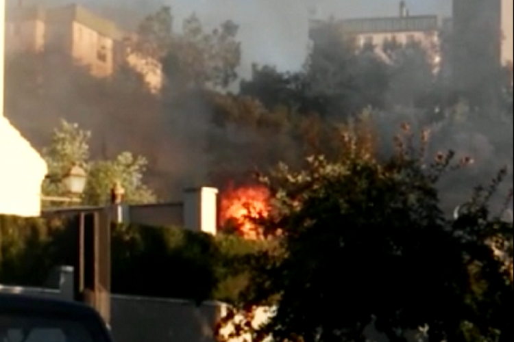 Un incendio provoca la alarma entre los vecinos de La Torrecilla al quedarse las llamas a escasos metros de sus viviendas