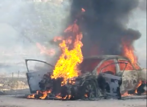 El incendio del vehículo ha provocado un fuego en una zona de encinas.