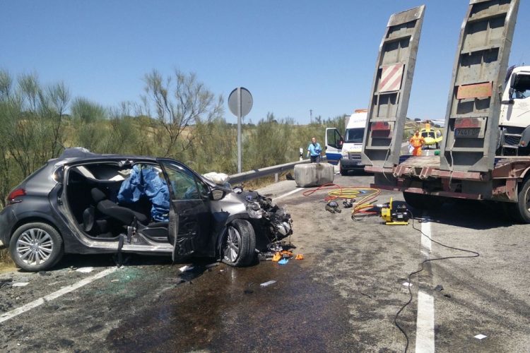 Fallece una persona en un accidente en la Ronda-Sevilla y un turismo se incendia en la Ronda-Cuevas del Becerro