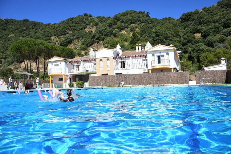 La piscina municipal de Algatocín abre la temporada de baños en uno de los parajes más idílicos de la Serranía