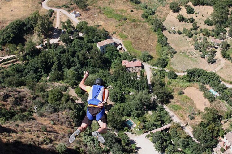 Diez especialistas en salto base desafían al Tajo de Ronda