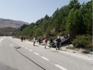 Un tercer vehículo ha volcado en la cuneta tras el accidente.