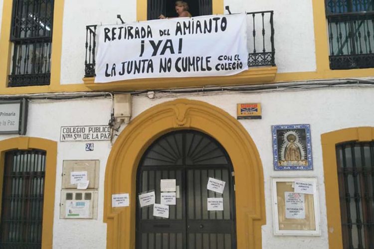El AMPA del colegio Virgen de la Paz inicia acciones de protesta para reclamar a la Junta que cumpla su palabra y retire el amianto