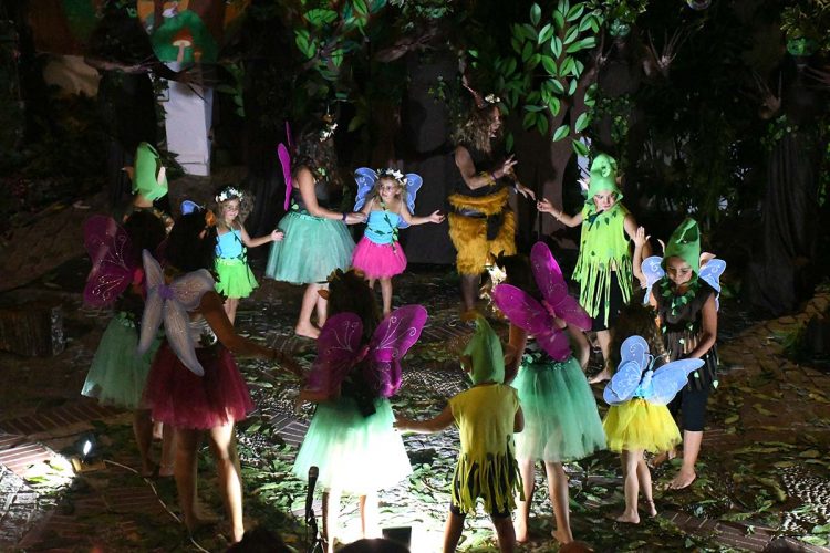 Los niños de Cartajima ponen en escena la obra de teatro ‘La voz de los castaños’