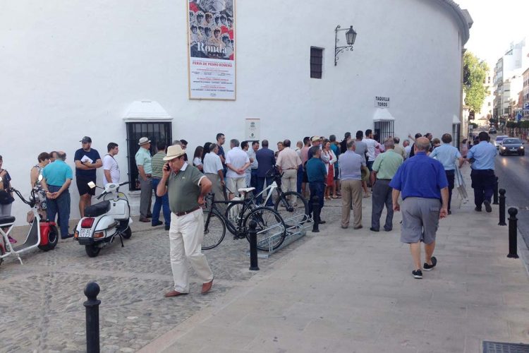 Vuelven las colas a la plaza de toros de Ronda para comprar entradas para la Goyesca