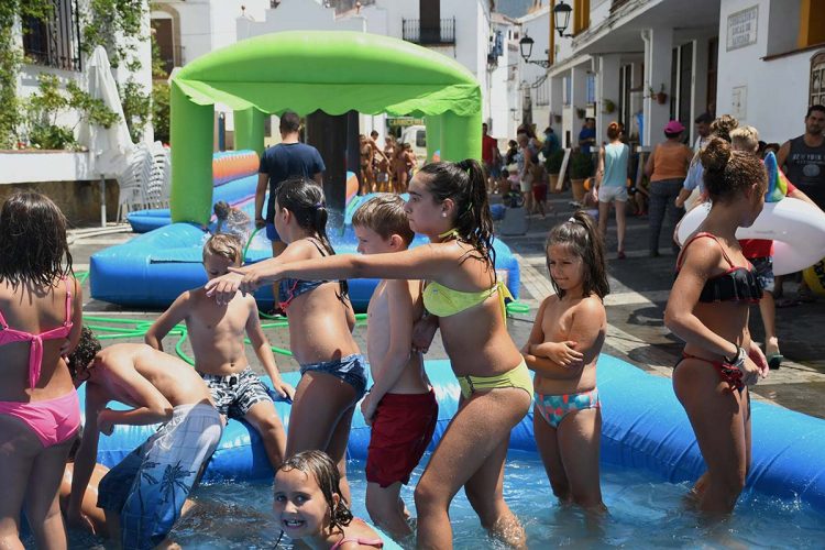 Los pequeños y jóvenes de Jubrique disfrutaron con su divertida fiesta del agua