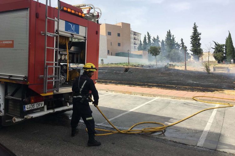 Los bomberos extinguen un incendio declarado a escasos metros de la iglesia de San Rafael y de varias viviendas