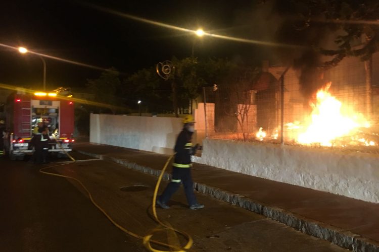 Los bomberos tienen que sofocar otro incendio de matorral en las inmediaciones de El Fuerte