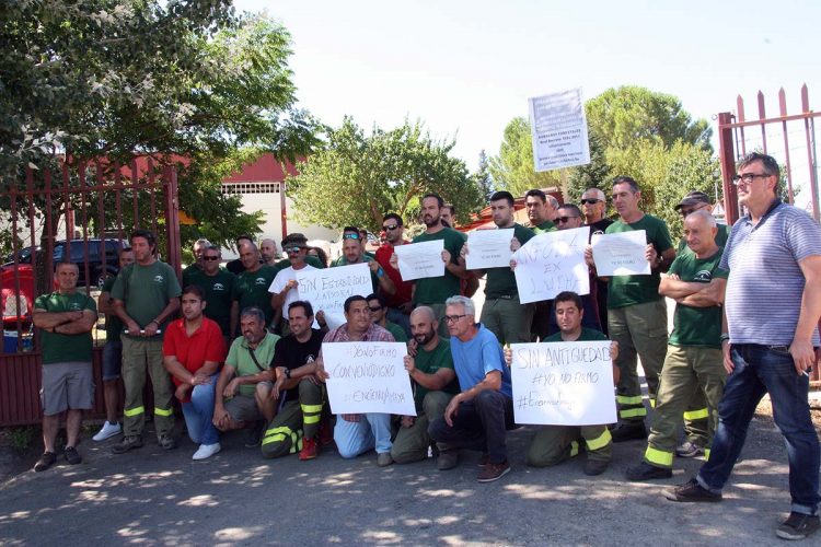 Los bomberos forestales del Infoca de Ronda afrontan la segunda semana de movilizaciones y de encierros