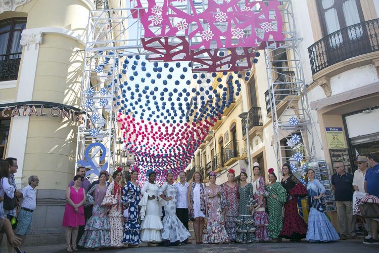 Comienza la Feria del Centro con el tradicional ‘posado’ de la presidenta y las Goyescas en la portada