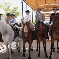 Familia de jinetes y amazonas en el Recinto Ferial.