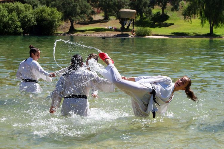 Los karatecas del Club Bushido realizan ejercicios en el medio acuático para mejorar su técnica