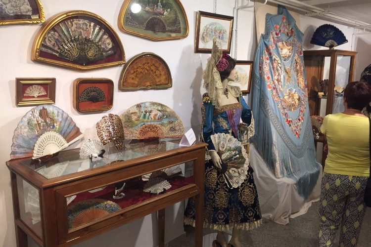 Rosario Solis celebra el 25 aniversario de sus exposiciones de mantones y mantillas en Ronda